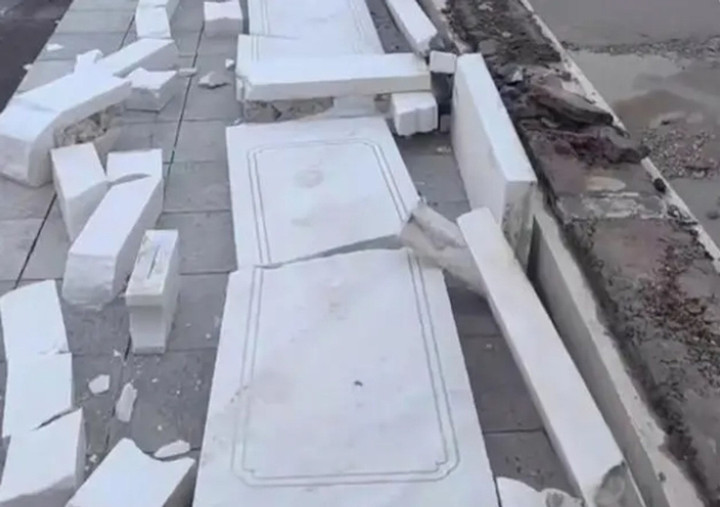 Mảnh vỡ lan can cầu la liệt khắp nơi nhưng không có ai dọn.