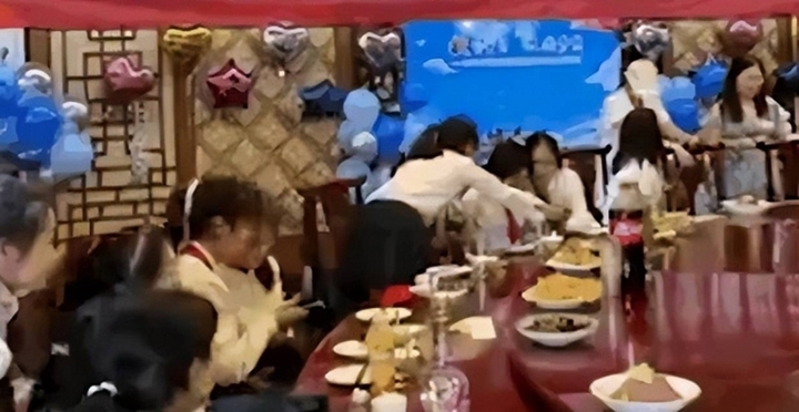 Bữa tiệc tri ân này là một cãi bẫy khiến những giáo viên tham gia gặp họa.