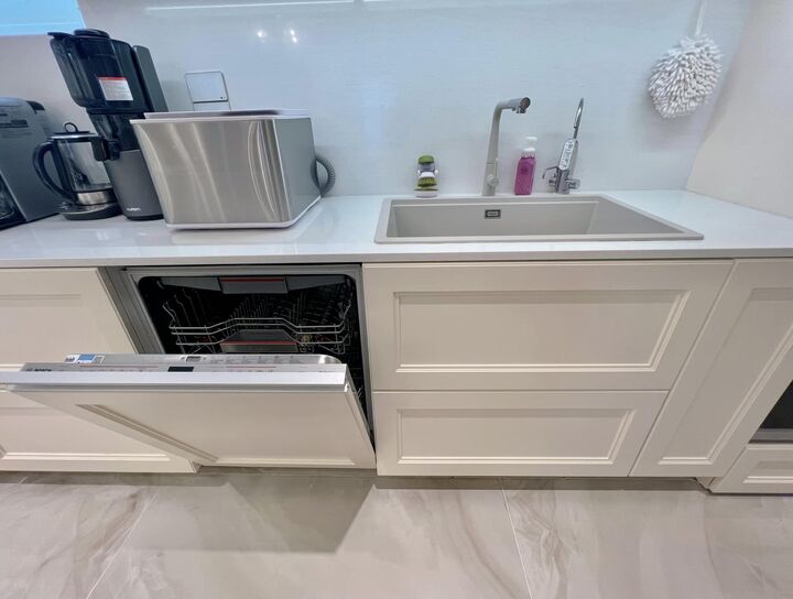 Đây là máy rửa bát âm tủ toàn phần, khi đóng lại sẽ giống như một cánh tủ bình thường, không ảnh hưởng đến thẩm mỹ chung của không gian bếp. Máy rửa bát được bố trí gần chậu rửa, tiện để tráng sơ bát đĩa, nồi niêu rồi cho vào máy ngay.