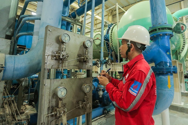 Người lao động PV Power kiểm tra thiết bị tại NMĐ Nhơn Trạch 2.