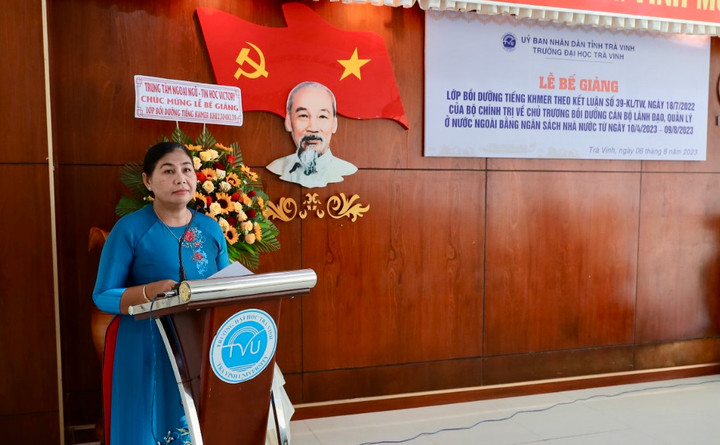TS. Thạch Thị Dân - Phó Hiệu trưởng Trường Đại học Trà Vinh phát biểu tại lễ bế giảng.