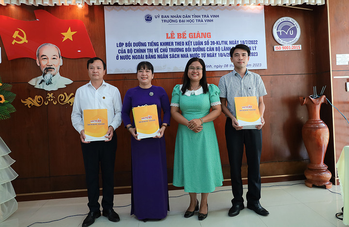 TS. Ngô Sô Phe - Hiệu trưởng Trường Ngôn ngữ – Văn hóa – Nghệ thuật – Khmer Nam Bộ và Nhân văn (trực thuộc Trường Đại học Trà Vinh) tặng quà cho học viên.