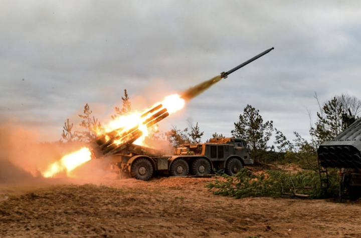 Pháo phản lực phóng loạt của quân đội Nga khai hỏa. (Ảnh: mil.ru).