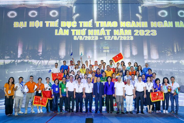 Ban tổ chức tặng cờ lưu niệm cho các đội tham dự Đại hội.
