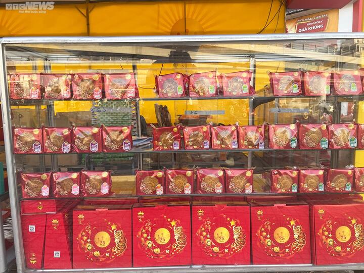 TP.HCM: Bánh trung thu 'xuống phố' sớm, tiểu thương lo lắng không dám nhập nhiều - 3