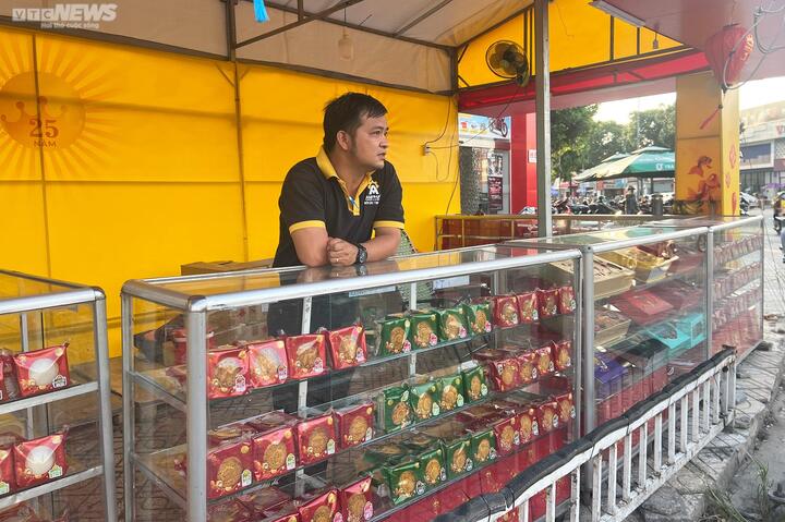 Gian hàng bánh trung thu khu vực cầu vượt Ngã sáu, quận Gò Vấp, TP.HCM. (Ảnh: Hoàng Thọ)