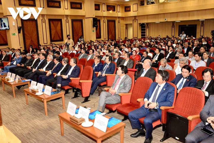 Các đại biểu dự Diễn đàn.