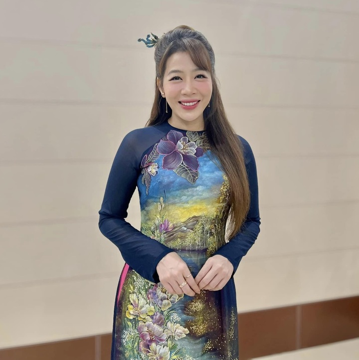 Diệp Chi sinh năm 1986, là MC, biên tập viên giàu kinh nghiệm, được khán giả đặc biệt yêu thích của Đài truyền hình Việt Nam. Cô từng "cầm trịch" nhiều chương trình nổi tiếng như "Rung chuông vàng", "Đường lên đỉnh Olympia"...
