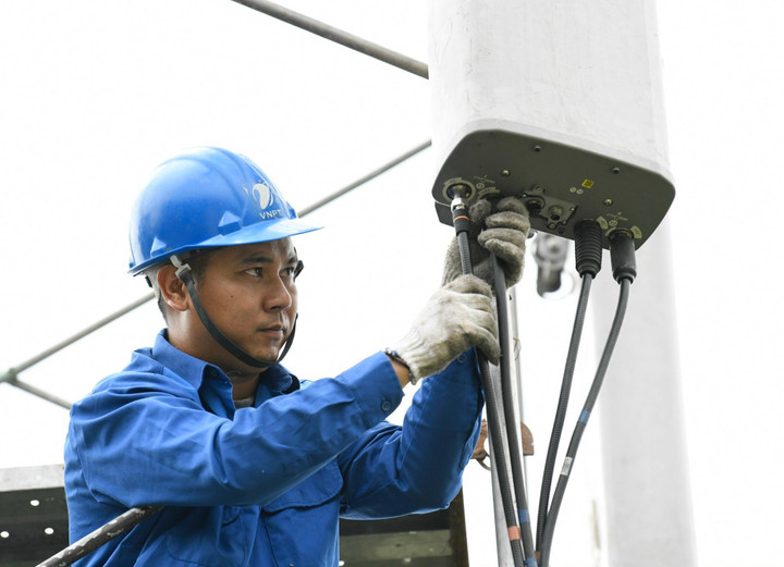 Nhân viên kỹ thuật luôn túc trực để tránh rủi ro kỹ thuật nhỏ nhất xảy ra với trạm BTS.