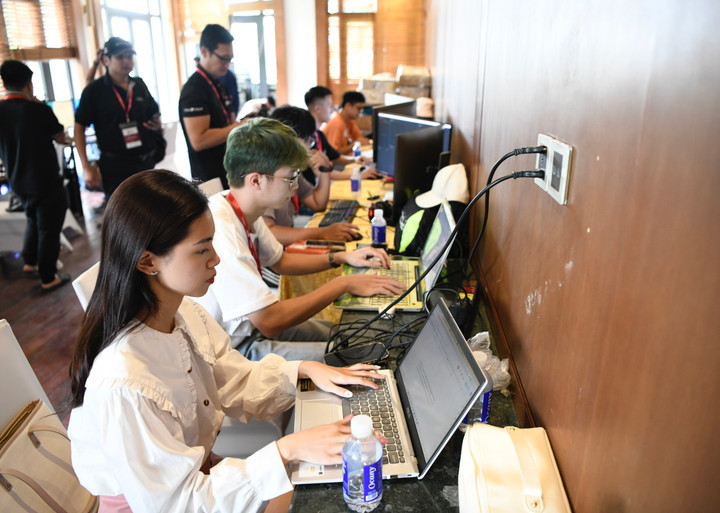 Với dàn kỹ thuật viên làm việc liên tục, khán giả sẽ thưởng thức đầy đủ những hình ảnh sống động từ 18 hố của sân Golf Vinpearl Hải Phòng. Giải diễn ra từ ngày 8-11/8, với sự tham gia của 154 golfer xuất sắc nhất.