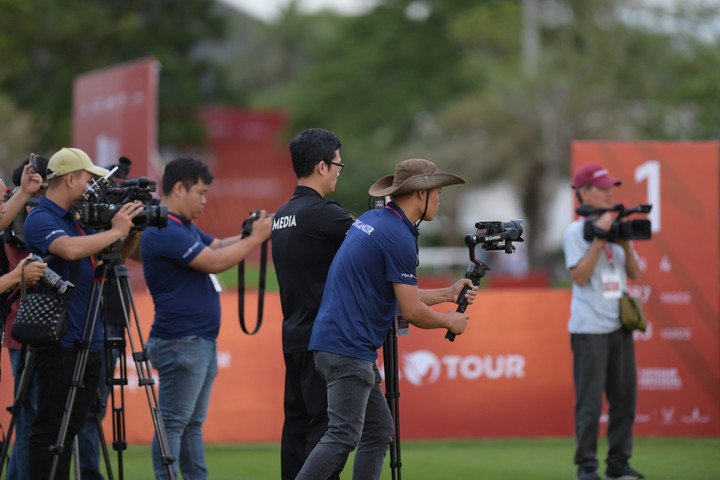 Bên cạnh đó, hệ thống không dây cho phép camera di động bám theo từng chuyển động của các golfer. Điều này làm giảm thiểu thời gian chết, cung cấp hình ảnh liên tục sống động tới khán giả xem truyền hình.