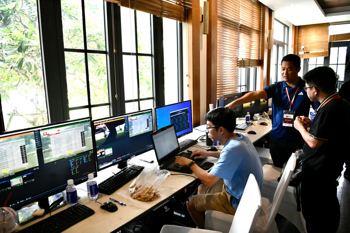 Ban tổ chức lắp đặt phòng tổng khổng chế. Đây là nơi thu nhận tín hiệu từ các máy quay tại sân rồi xử lý trước khi đẩy tín hiệu trực tiếp lên sóng truyền hình.