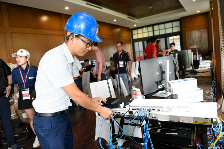 Giải Vô địch Golf Quốc gia 2023 đang được tổ chức tại Hải Phòng và truyền hình trực tiếp trên các kênh sóng đến người hâm mộ. Ban tổ chức sử dụng hai xe 7 tấn để vận chuyển số lượng thiết bị khổng lồ nhằm phục vụ công tác quay phát, truyền hình cho giải đấu.