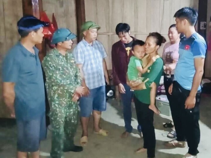Lãnh đạo xã Phong Dụ Hạ đến động viên gia đình nạn nhân bị nước lũ cuốn trôi.