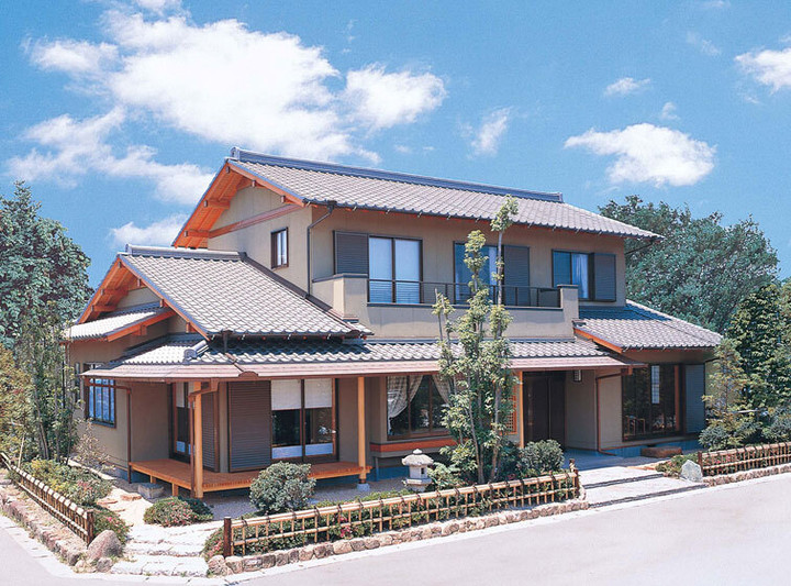 Mẫu nhà sàn làm bằng mái Nhật đặc trưng thường có chiều cao khá thấp, nội thất làm từ vật liệu mộc mạc, gần gũi với môi trường, mái nhà có độ dốc nhẹ, thường tận dụng ánh sáng tự nhiên…