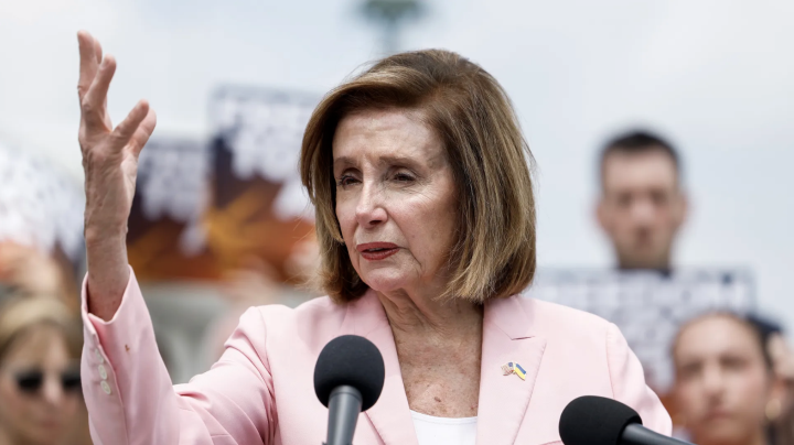 Cựu Chủ tịch Hạ viện Nancy Pelosi phát biểu tại cuộc họp báo về việc tái áp dụng Đạo luật Tự do Bầu cử vào ngày 20/7 tại Washington. (Ảnh: Getty)