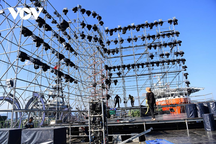 Sân khấu chính dần hoàn thiện - nơi nhiều ca sỹ, ban nhạc nổi tiếng biểu diễn như: Nghệ sỹ ưu tú Đăng Dương, Hà Trần, Ban nhạc Bức Tường; Nhóm nhạc MTV; Ca sỹ Đông Hùng; Phong Windy; Đông Nhi…