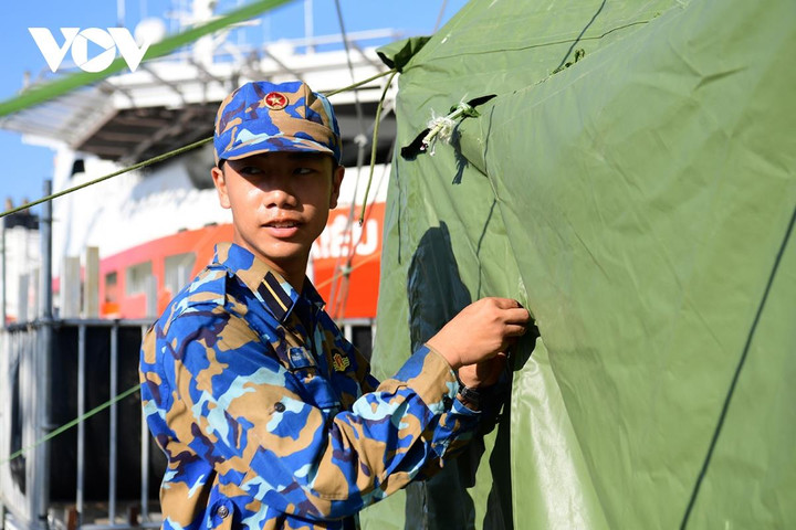 Cận cảnh sân khấu 'Mạnh giàu từ biển quê hương' tại Quân cảng Nha Trang - 9