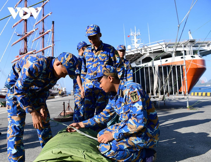 Cận cảnh sân khấu 'Mạnh giàu từ biển quê hương' tại Quân cảng Nha Trang - 8