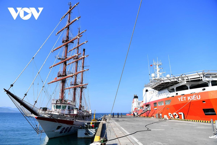 Bên cạnh đó còn có tàu Lê Quý Đôn.