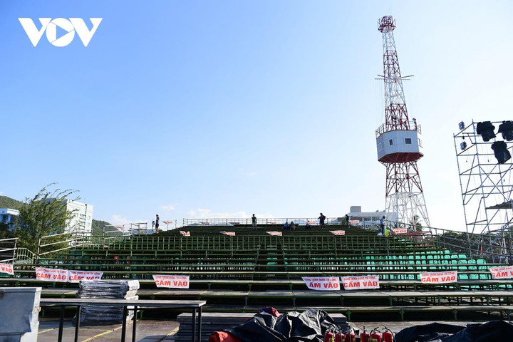 Khu vực khán đài có sức chứa cả nghìn người đã hoàn thiện. Khán giả sẽ cảm nhận được tinh thần yêu biển sâu sắc của người dân Việt Nam thông qua các câu chuyện kể, những tiết mục văn nghệ, hình ảnh, phóng sự thực tế được thể hiện trong “Mạnh giàu từ biển quê hương”.