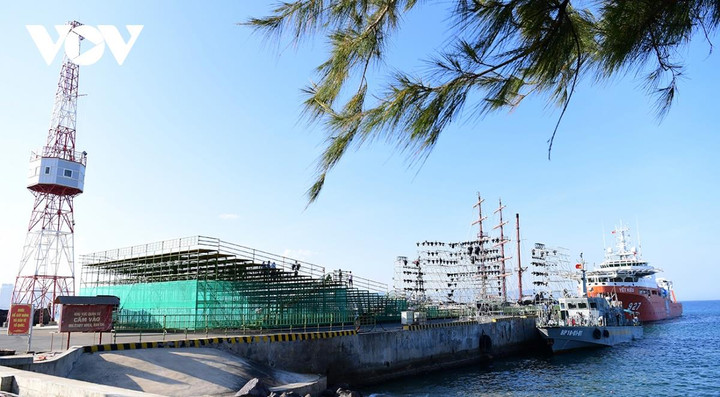 Chương trình chính luận nghệ thuật “Mạnh giàu từ biển quê hương” do Đài Tiếng nói Việt Nam, Ban Tuyên giáo Trung ương, Tổng cục Chính trị Quân đội nhân dân Việt Nam - Bộ Quốc phòng và UBND tỉnh Khánh Hòa đồng tổ chức. Trong ảnh: Sân khấu tại Quân cảng Nha Trang đang được khẩn trương hoàn thiện.