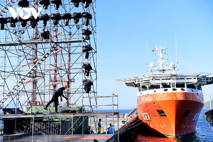 Dưới tiết trời nắng nóng, các lực lượng vẫn khẩn trương thi công để sân khấu hoàn thành đúng kế hoạch. Sự kết nối giữa sân khấu trên cầu cảng và sân khấu trên tàu sẽ tạo nên một không gian sân khấu 3D sinh động, ấn tượng.