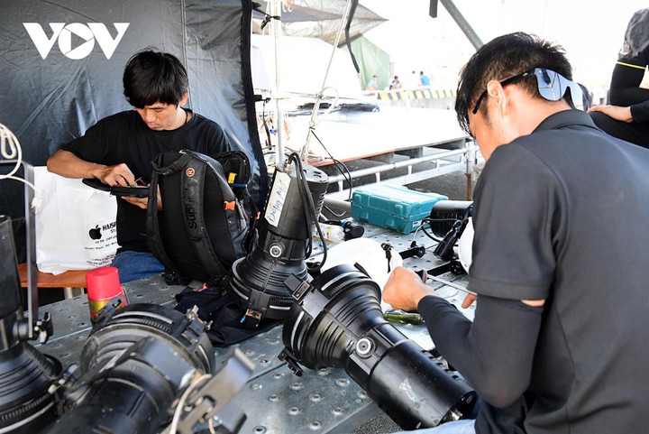 Trong thời tiết nắng nóng của Nha Trang, các cán bộ, chiến sỹ, e kíp sản xuất cũng như công nhân lao động đang tập trung hoàn thiện những khâu cuối cùng.