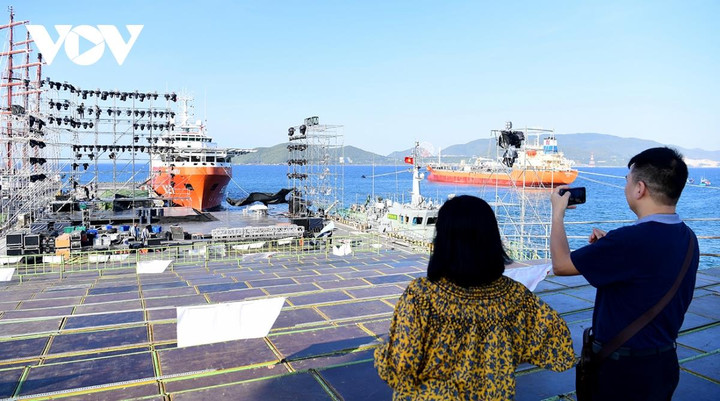 Chương trình gồm 3 mạch cảm xúc chính với các chủ đề: "Tâm thức biển"; "Việt Nam hướng tới giàu từ biển"; "Việt Nam hướng tới mạnh về biển". Trong ảnh là khu sân khấu chính của chương trình, với xung quanh là các tàu của Hải quân, Cảnh sát biển, Biên phòng.