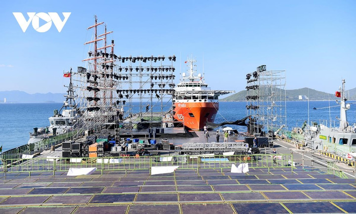 Bối cảnh chương trình sẽ lấy mặt cầu cảng làm sân khấu chính cùng một số tàu của lực lượng Hải quân, Cảnh sát biển, Biên phòng… mở ra nhiều chiều không gian và cung bậc cảm xúc, qua đó, thông điệp của chương trình “Mạnh từ biển, giàu từ biển quê hương” sẽ được chuyển tải một cách nhẹ nhàng, gần gũi và sâu sắc.