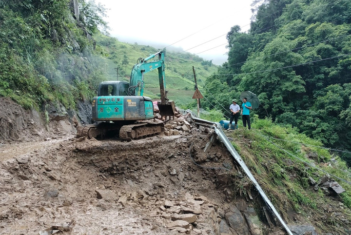 Nhiều khu vực tại quốc lộ 32 bị sạt lở.