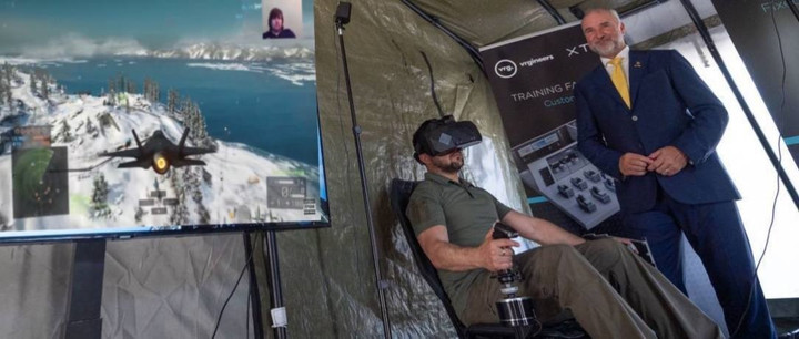Tổng thống Ukraine trải nghiệm chuyến bay mô phỏng của F-16 Mỹ