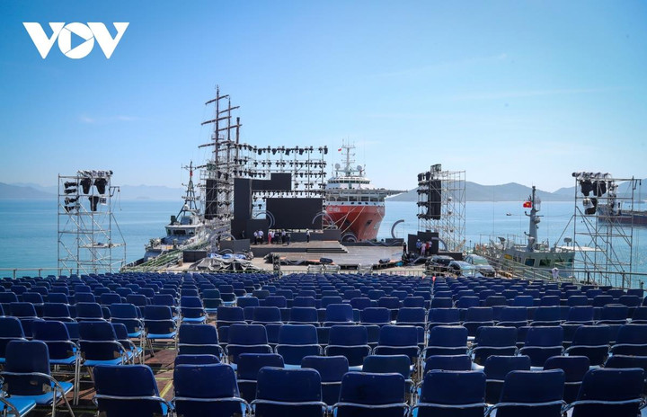 Toàn cảnh sân khấu Chương trình chính luận nghệ thuật “Mạnh giàu từ biển quê hương” nhìn từ phía khán đài ở Quân cảng Nha Trang. Chương trình có sự tham gia của khoảng 1.500 người thuộc các lực lượng hải quân, biên phòng, cảnh sát biển, ngư dân, thanh niên, sinh viên trên địa bản tỉnh Khánh Hòa. (Ảnh: Hải Sơn)