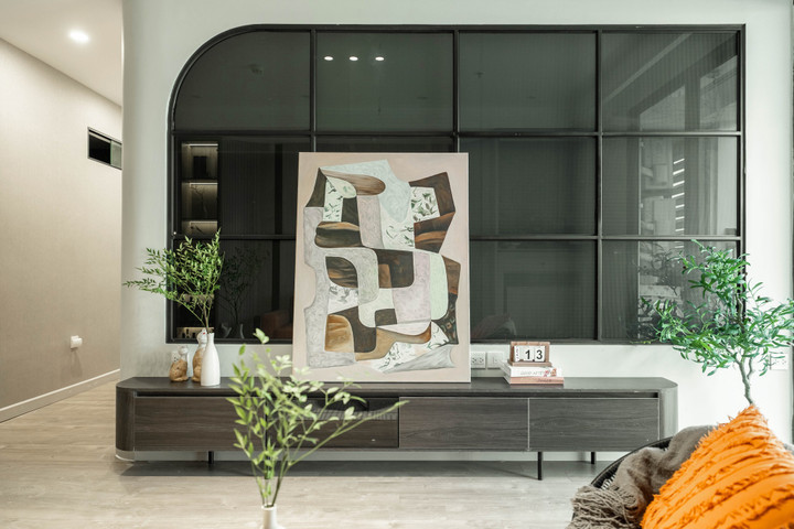 Kiến trúc sư sử dụng đường cong mềm mại giữa các phòng để tạo nên những khối nổi bật trong không gian sống, khiến thiết kế căn hộ trông giàu cảm xúc hơn, nghệ thuật hơn.