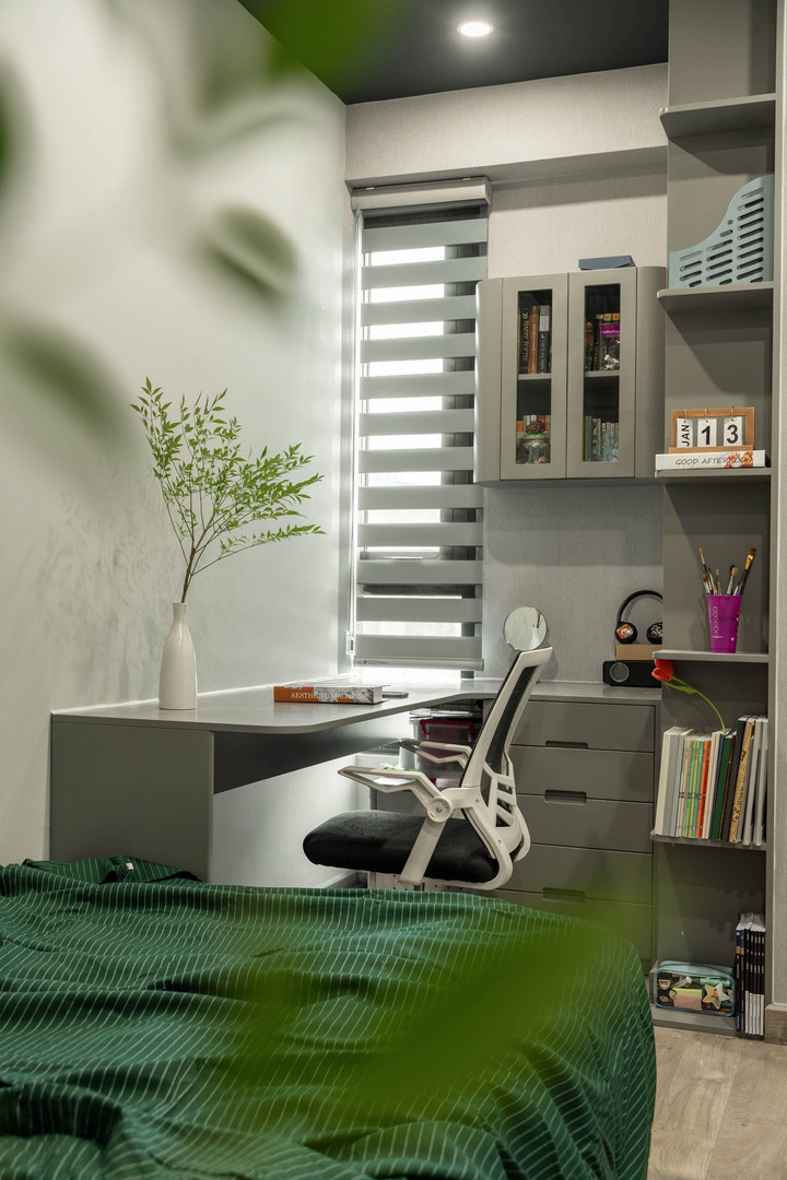 Phòng này lấy ánh sáng từ cửa sổ chớp có thể mở ra.