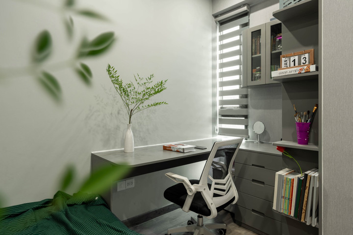 Thêm một nguồn sáng khác từ vách kính sóng ngăn với phòng khách.