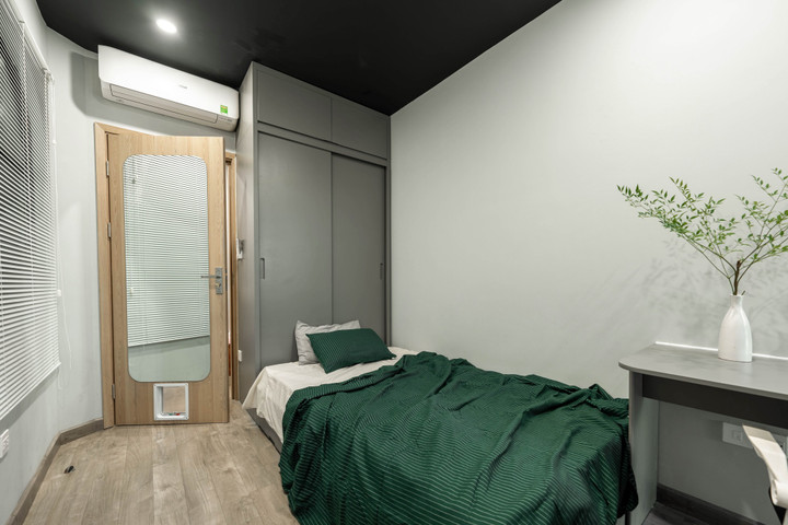 Phòng ngủ nhỏ thứ hai có tông màu xanh, tạo cảm giác gần gũi với thiên nhiên.