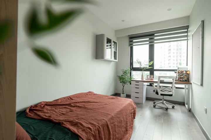 Phòng ngủ thứ ba có nhiều ánh sáng tự nhiên nhất với giá sách treo gọn gàng và góc làm việc học tập 100% ánh sáng tự nhiên.