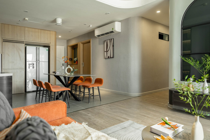 Bên phải lối vào cửa chính là không gian liên thông giữa vị trí sofa và bàn ăn.