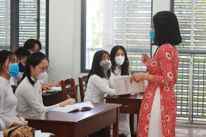 Nhiều thầy cô thừa nhận nghề giáo vất vả, lương thấp nhưng vẫn vui vì bám trụ với nghề. (Ảnh minh hoạ)