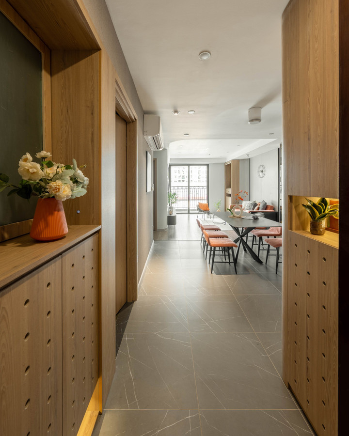 Căn hộ sau khi sửa chữa được tối ưu về công năng, có thể lấy ánh sáng tự nhiên từ ban công cho cả phòng khách và phòng bếp.