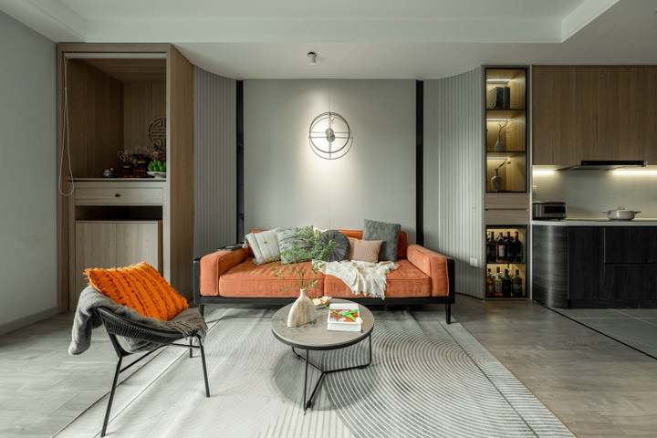 Để tạo sự ấm cúng, gia chủ chọn sofa và ghế ngồi bàn ăn màu cam đất.