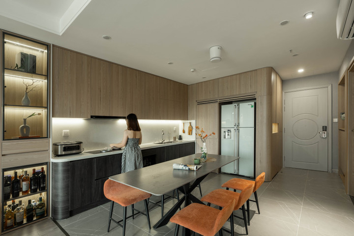 Việc lựa chọn màu cam đất là một sự phá cách giúp tạo điểm nhấn cho căn hộ.