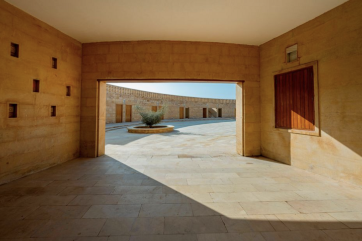 Giống như nhiều cấu trúc ở Jaisalmer, ngôi trường sử dụng đá sa thạch làm vật liệu xây dựng. (Ảnh: Diana Kellogg)