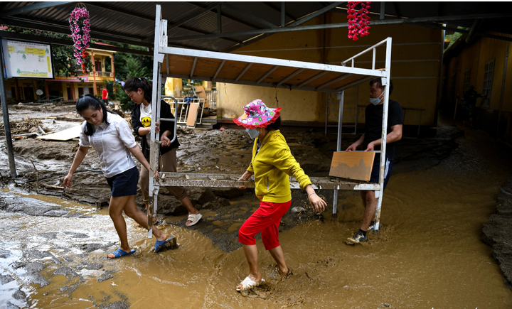 Trường học tan hoang, bàn ghế, sách vở ngập trong bùn đất sau lũ - 6