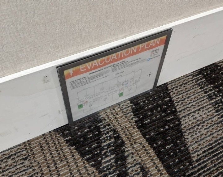 Cần chú ý đến bản đồ thoát hiểm và xác định vị trí thoát hiểm.