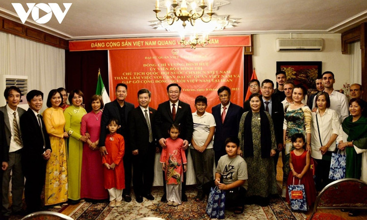 Chủ tịch Quốc hội Vương Đình Huệ chụp ảnh chung cùng cộng đồng người Việt tại Iran.