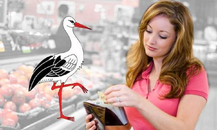 Tại sao cô gái thấy con cò đi lùi thì lại quyết định về nhà mà không đến chợ nữa?