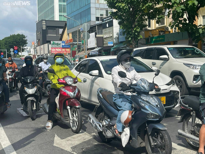 Dự báo thời tiết ngày 10/8, TP.HCM mây thay đổi, ngày nắng gián đoạn, chiều tối có mưa cục bộ.