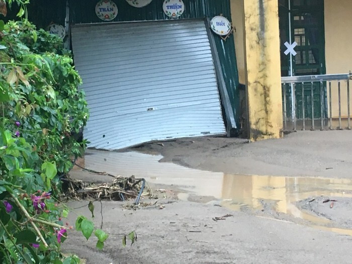 “Học sinh của chúng tôi ở huyện vùng cao Mù Cang Chải chủ yếu là con em người Mông, hoàn cảnh gia đình còn nhiều khó khăn, nhà xa trường, phải ở bán trú tại trường. Lũ ập đến, nhà kho, nhà ở bán trú của học sinh bị ngập lụt nên cơ bản trang thiết bị phục vụ bán trú đã bị cuốn trôi, hư hỏng. Chúng tôi đang vận động các tổ chức, cá nhân hỗ trợ sách giáo khoa, đồ dùng học tập, trang thiết bị để chuẩn bị bước vào năm học mới. Rất mong tiếp tục nhận được nhiều sự trợ giúp của các nhà hảo tâm, mạnh thường quân, giúp thầy và trò các trường chịu ảnh hưởng do thiên tai sớm khắc phục hậu quả”, bà Hương nói. (Ảnh: Giáo dục thời đại)